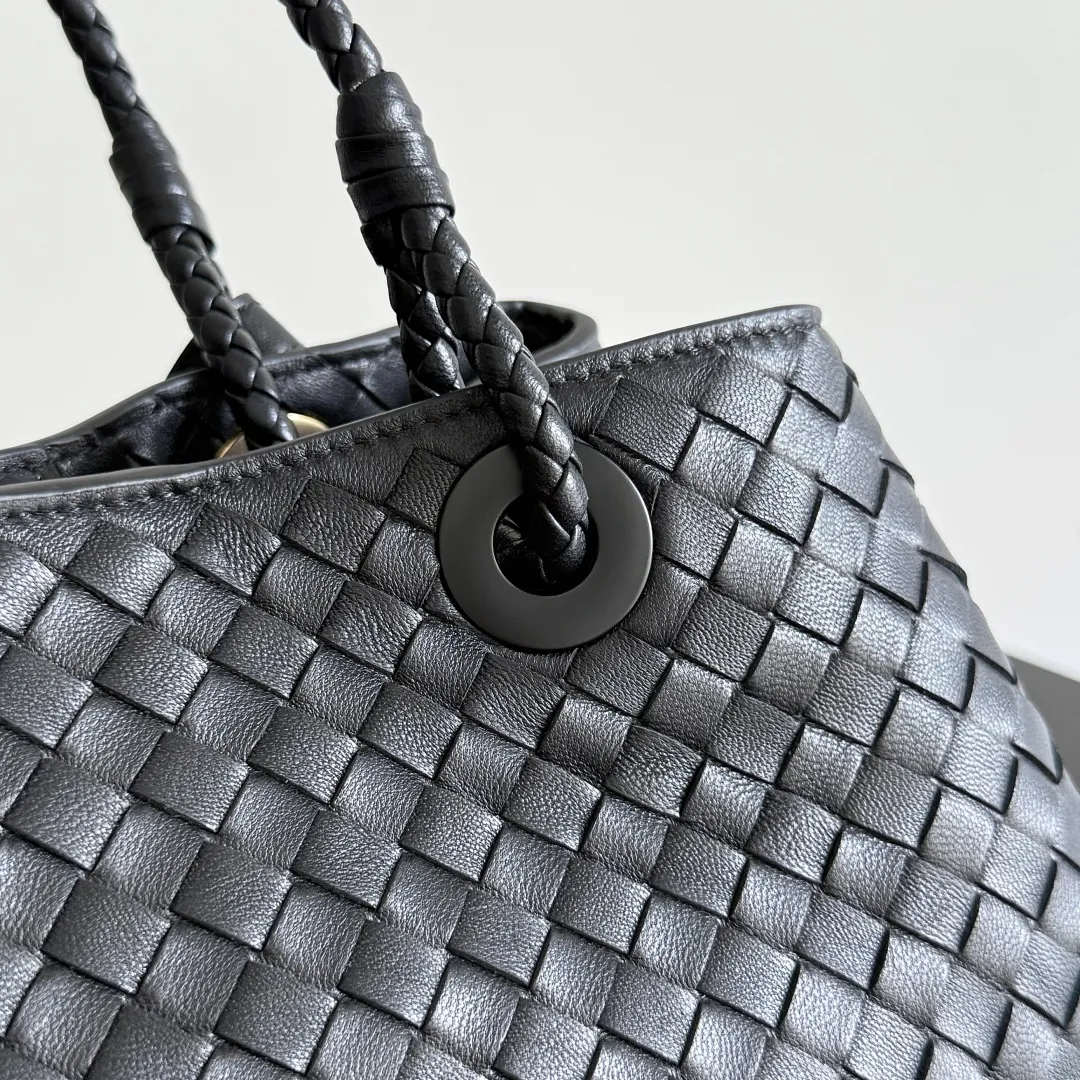 Batch 2200 Bottega Veneta Basket new woven handbag. The classic tote bag style has its own elegant and elegant temperament. It does not feel out of place whether it is commuting or casual outings. It is suitable for various occasions! The design of the woven handle is the finishing touch. The hand-woven texture is delicate and rich in texture. It is not only beautiful, but also extremely comfortable to hold. It looks low-key when held in the hand, but in fact it exudes luxurious charm. Iconic weaving process, each weave is tight and even, showing BV's exquisite production technology. The metal ring decoration is perfectly connected with the bag body, adding a sense of modernity and sophistication to the whole. Moreover, the lines of the bag body are smooth and natural, and the curvature is ergonomic. It can be perfectly adapted whether it is carried on the shoulder or carried in the hand, showing an elegant posture. Style number: 836261 Size: 31*18.5*16cm